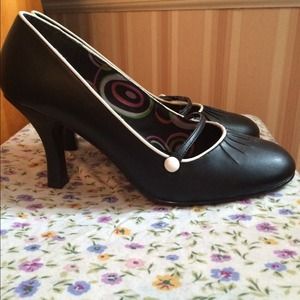 Black Mary Jane pumps
