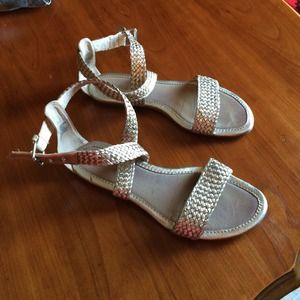 ⭐️Reserved for @williamskatz  Gold Sperry sandals