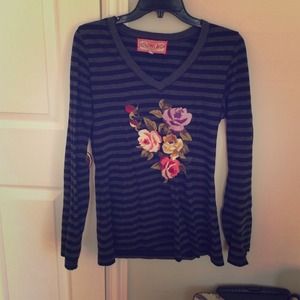 Stripped log sleeve shirt with floral embroidery