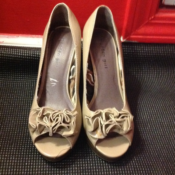 nude patent leather pumps