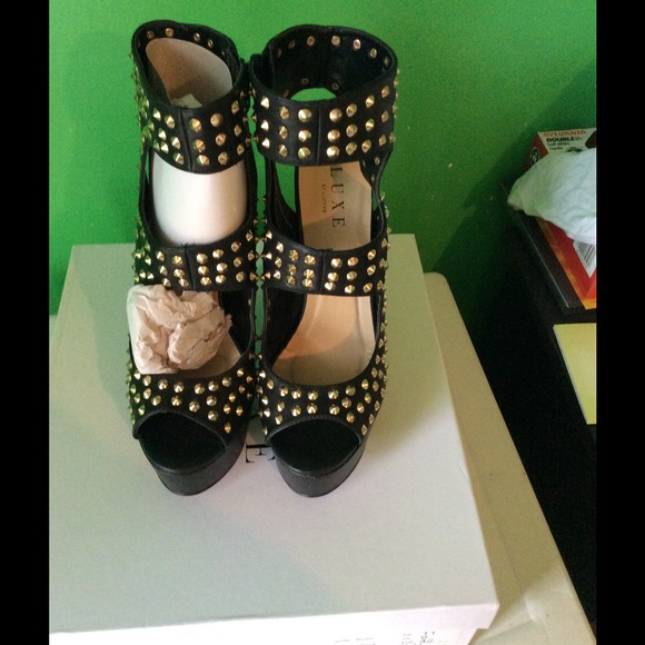 Shoes (Heels) - Picture 2 of 2