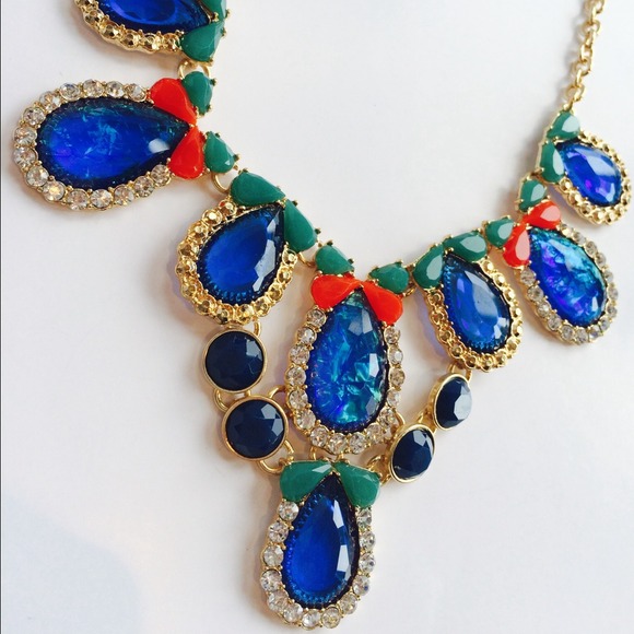 🌺HOST PICK 🌺Glamorous crystal statement necklace - Picture 2 of 3