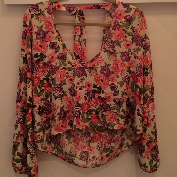 A floral blouse - Picture 1 of 2