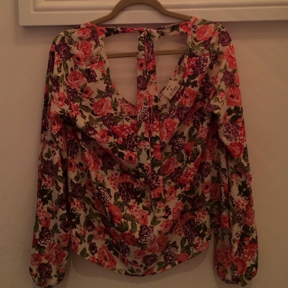 A floral blouse - Picture 2 of 2