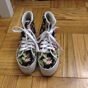 Worn a couple of times ! Good condition