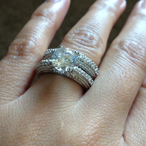 Beautiful simulated diamond ring! 3 carats!!