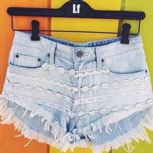 $204 Lf stores daisy &lace light wash denim shorts