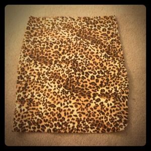 Tight leopard print skirt