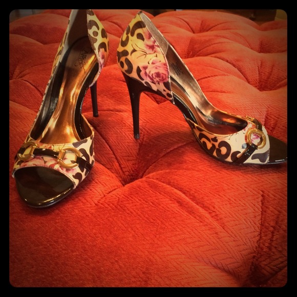 Carlos Santana peep toe pump. Size 8