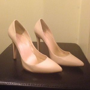 Nude pumps like new