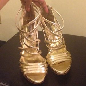 ⛔️DONATED⛔️Gold open toe strap heels