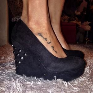 Kardashian Kollection black wedges