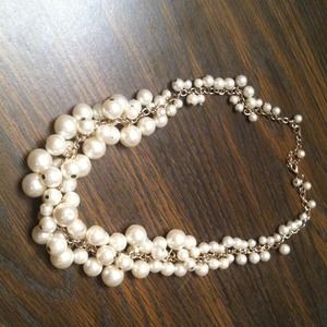 Dripping pearl necklace