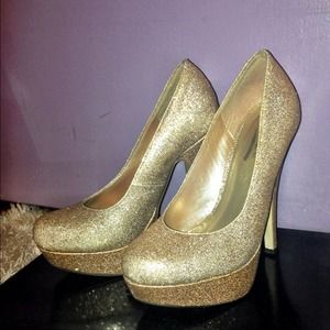 Gold glitter pumps