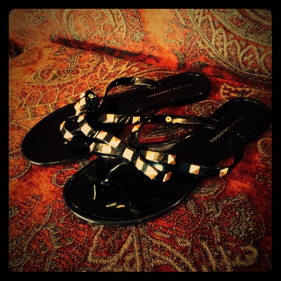 TRADED*Chinese Laundry gold studded flip-flops