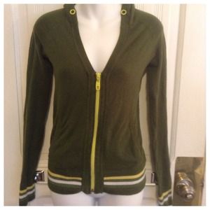 Olive green hooded sweater 🎁