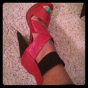 Red snakeskin pumps sz 8 sandals