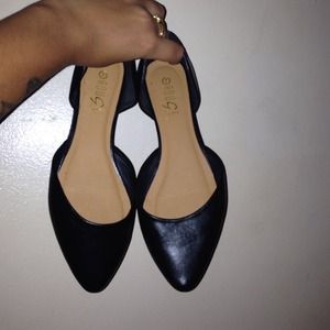 Black pointy flats #closetclearout