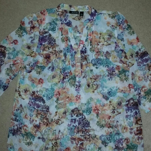 Beautiful floral top!