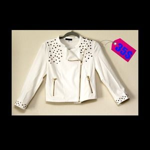 Super cute never worn ! Available in other sizes!