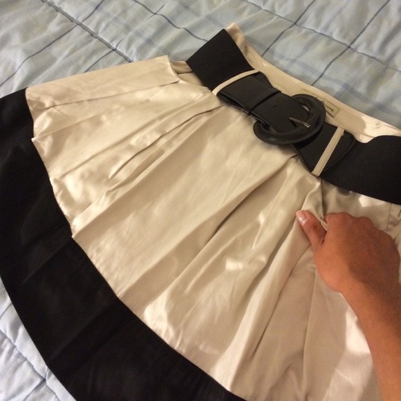 Silky beige & black skirt - Picture 2 of 4