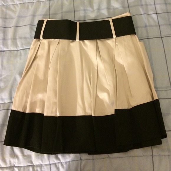 Silky beige & black skirt - Picture 4 of 4