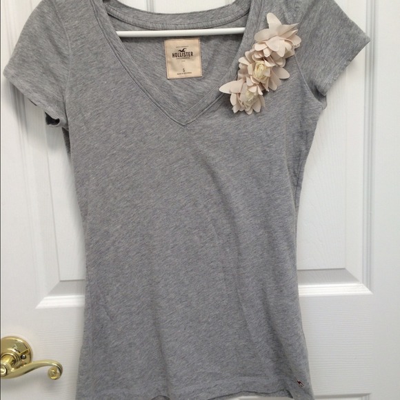 Hollister flower appliqué top