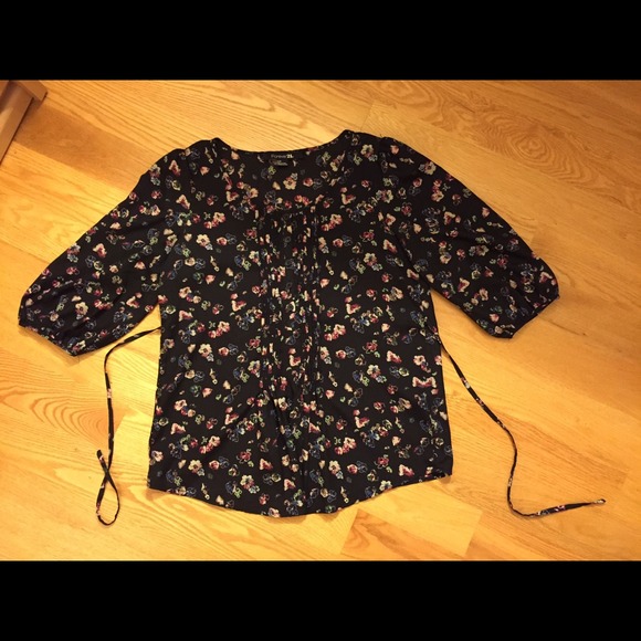 F21 floral top with a tie on the back
