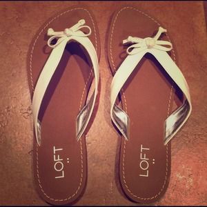NWOT White LOFT bow flip flops. Size 9.