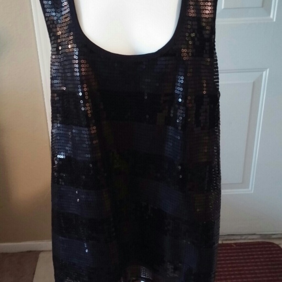 Sleeveless tank top.