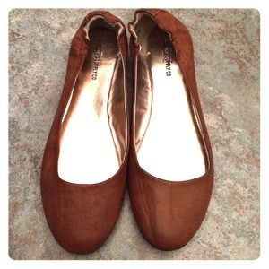 NWOT Mossimo brown leather flats. Size 9