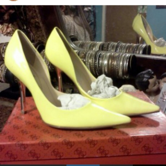 Brand new guesss pointy heels