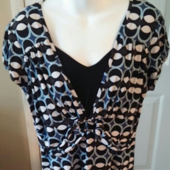 Short sleeve blouse.