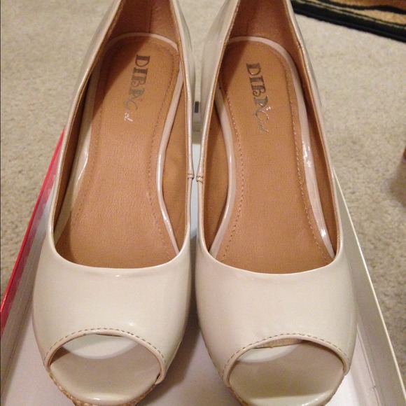 Ladies shoes beige 3" high pre-owned used once