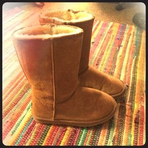 UGG TALL *NEVER WORM OUTSIDE*