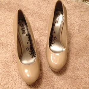 Nude pumps
