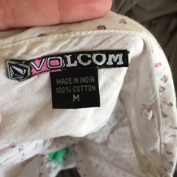 Sexy and sweet volcom top - Picture 4 of 4