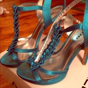 Turquoise Sandal Bow Heels 😊💙