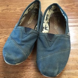 Navy blue toms