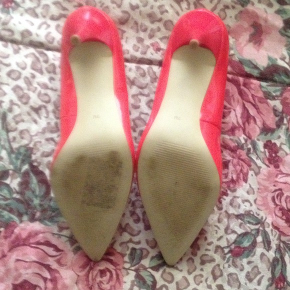 Guess Hot Pink Coral Pointed Toe Kitten Heels - Picture 3 of 4