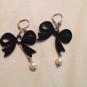 EUC Betsey Johnson bow dangle earrings