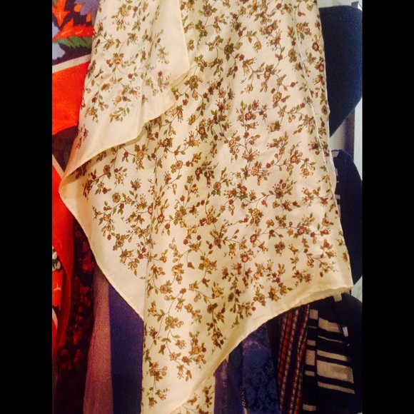 LOVELY FLOWERED SILK SCARF - Picture 3 of 4