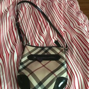 100% authentic Burberry crossed that bodybag