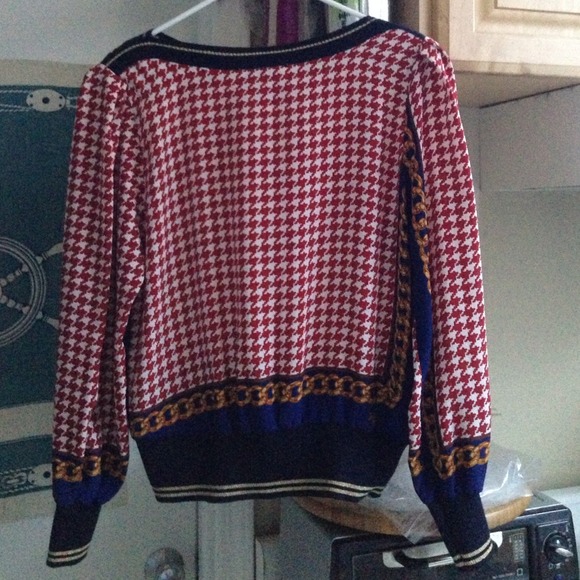 Retro Vintage faux silk top with shoulder pads. - Picture 2 of 4