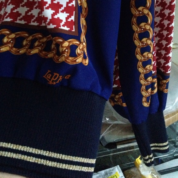 Retro Vintage faux silk top with shoulder pads. - Picture 3 of 4