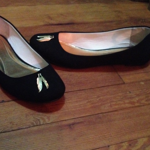 Black Flats with Gold Feathers - Picture 2 of 2
