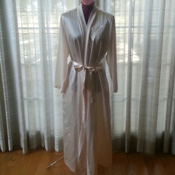 Chic pale pink robe by Blossom Intimates