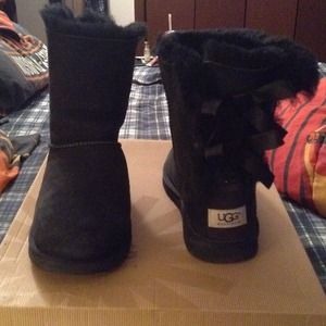 UGGs K Bailey Bow in black size 5