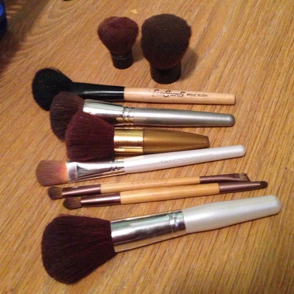 MAKEUP BRUSHES - Picture 1 of 1