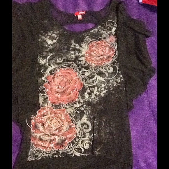 Black batwing sleeve tee with glitter red roses